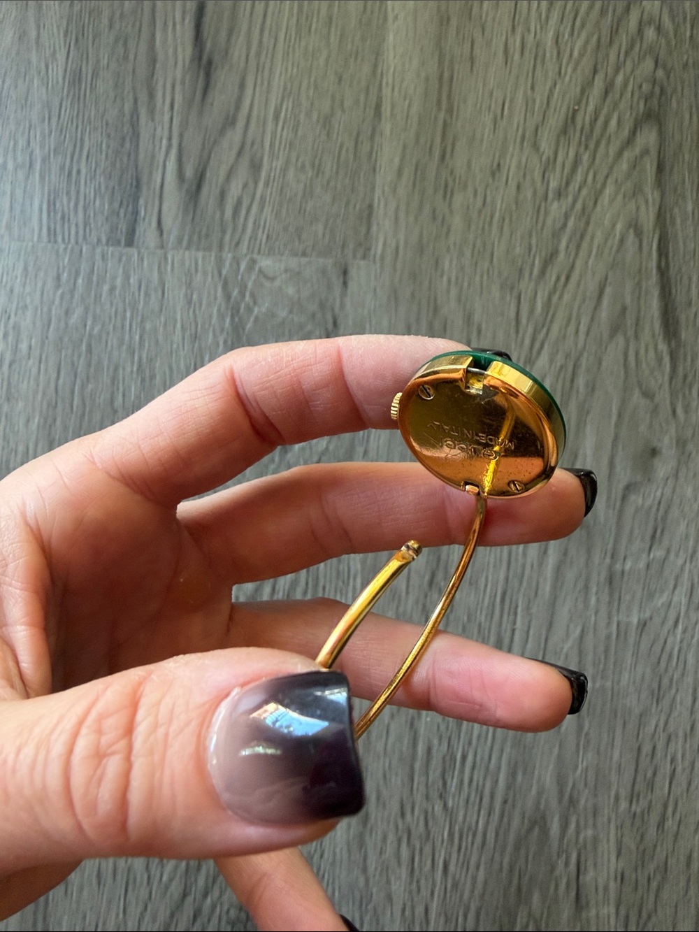 Vintage Gucci Gold Bangle Watch with Green and Red Enamel Accents - Picture 5 of 7
